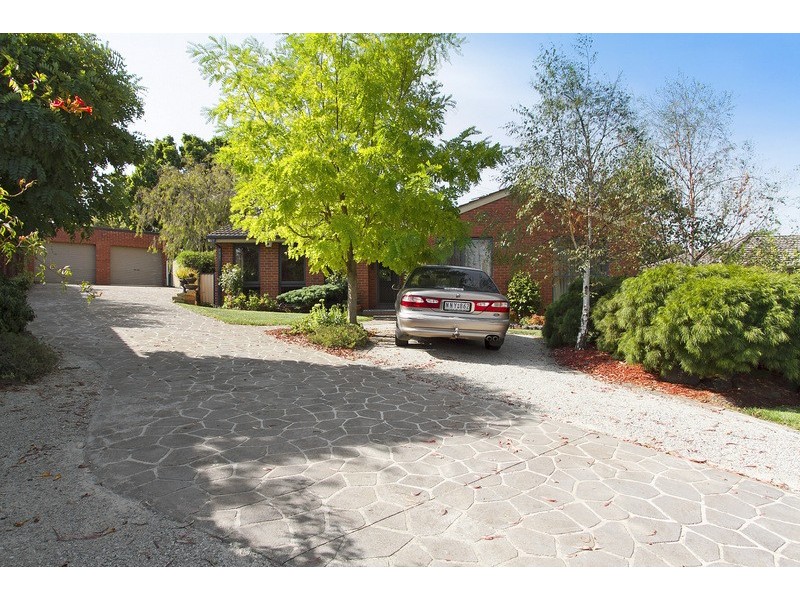 8 Finch Court, Pakenham VIC 3810