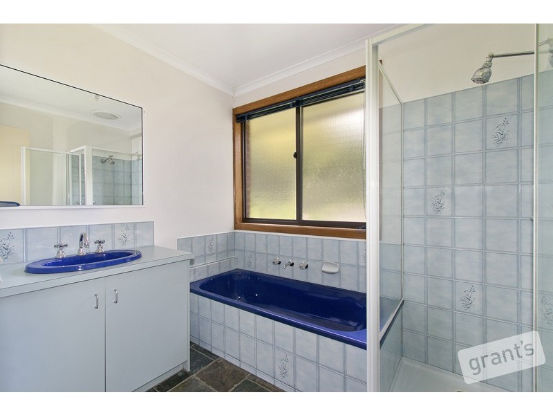 8 Mansell Court, Garfield VIC 3814