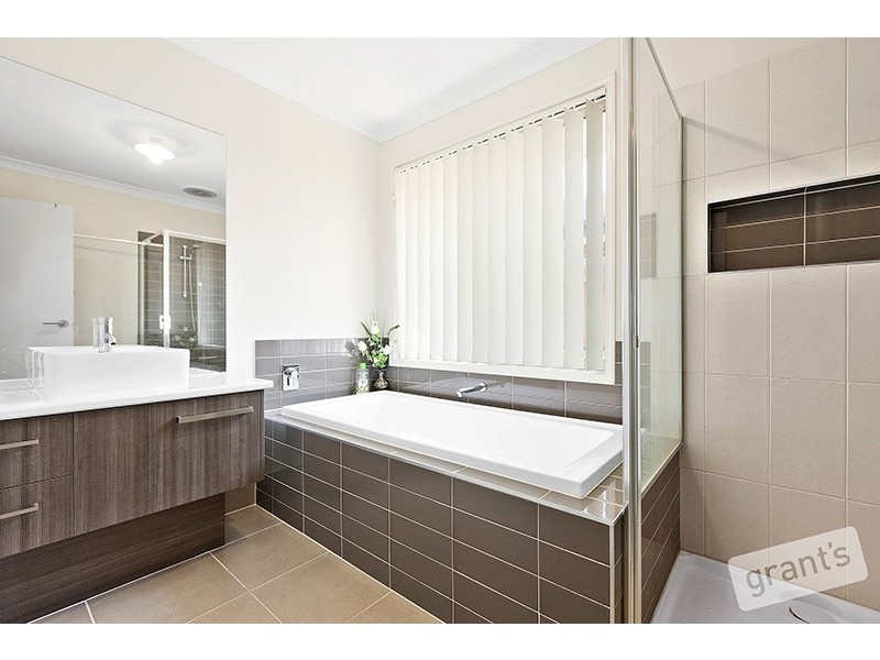 24 Olive Grove, Officer VIC 3809