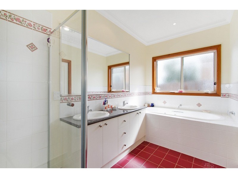 16 Briarwood Close, Garfield VIC 3814