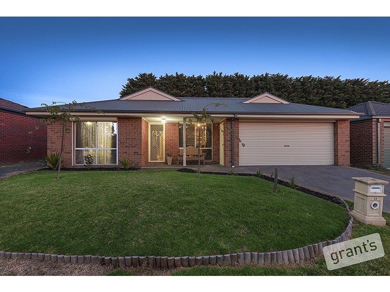11 Sir Phillip Court, Pakenham VIC 3810