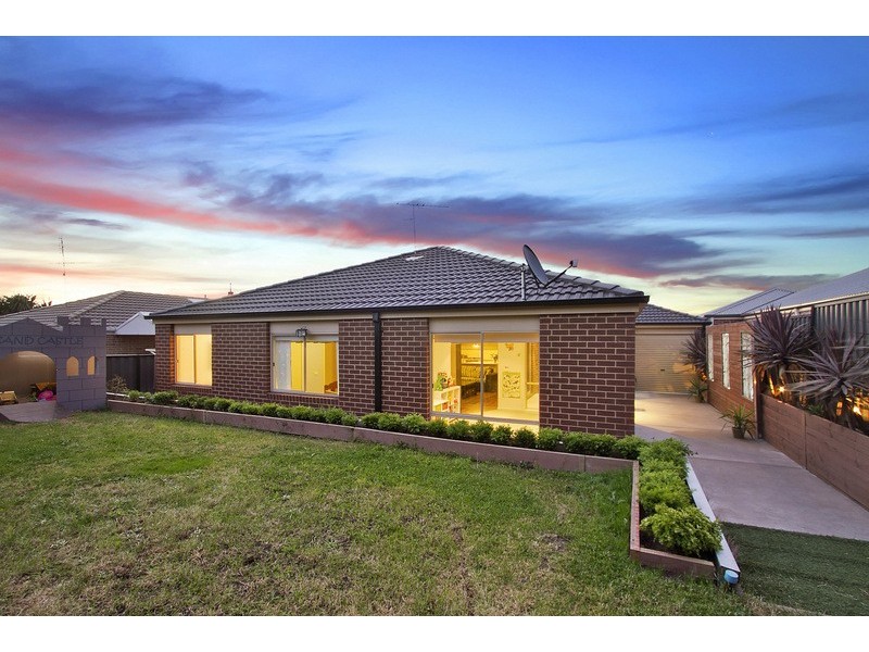 21 Lucerne Circuit, Pakenham VIC 3810