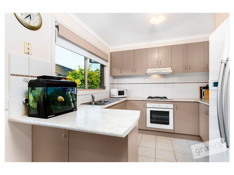 8 Riviera Drive, Pakenham VIC 3810