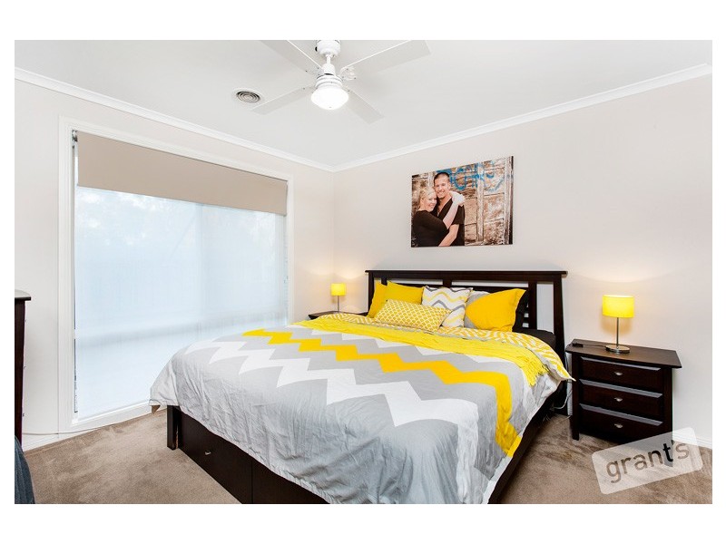 8 Riviera Drive, Pakenham VIC 3810