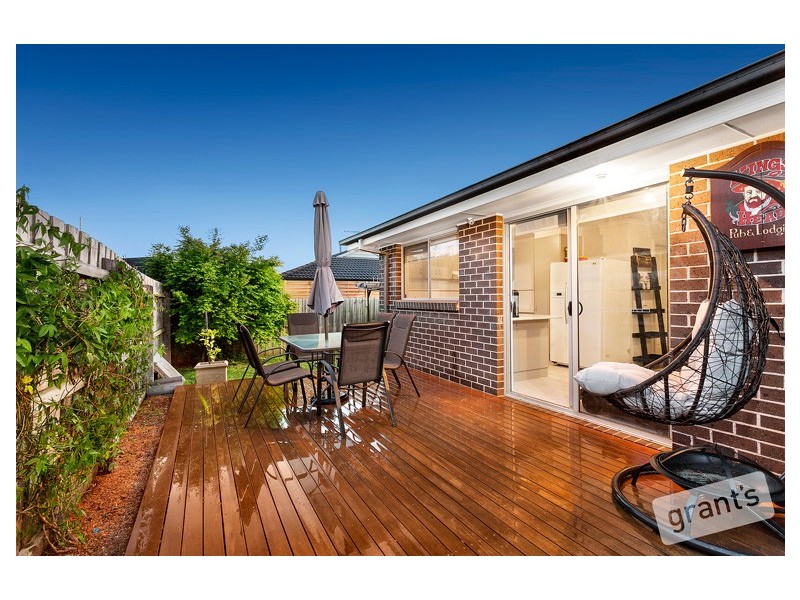 8 Riviera Drive, Pakenham VIC 3810