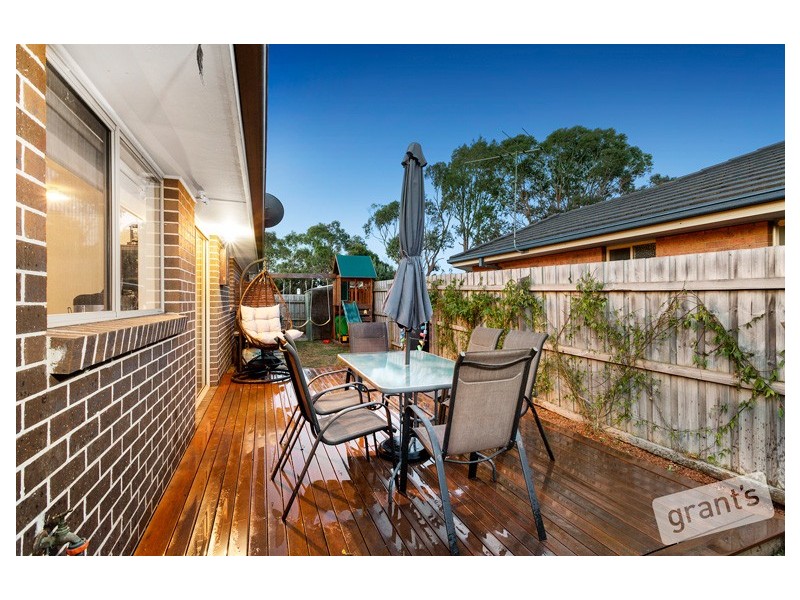 8 Riviera Drive, Pakenham VIC 3810