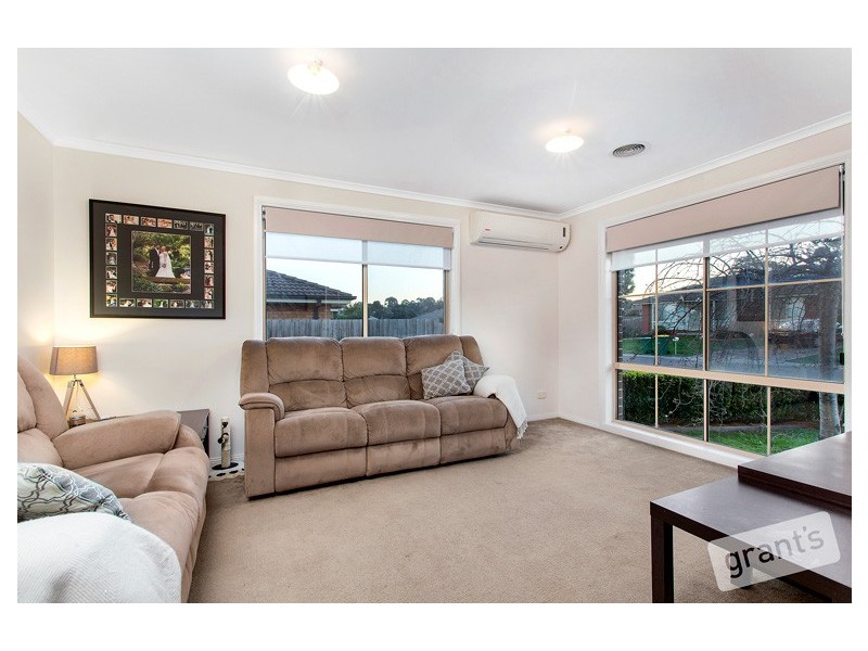 8 Riviera Drive, Pakenham VIC 3810