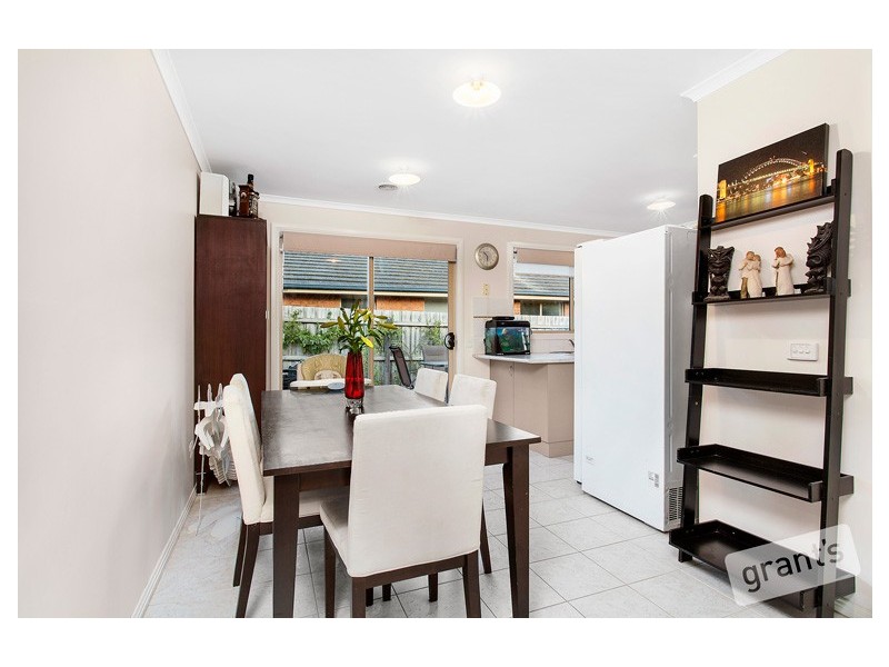 8 Riviera Drive, Pakenham VIC 3810