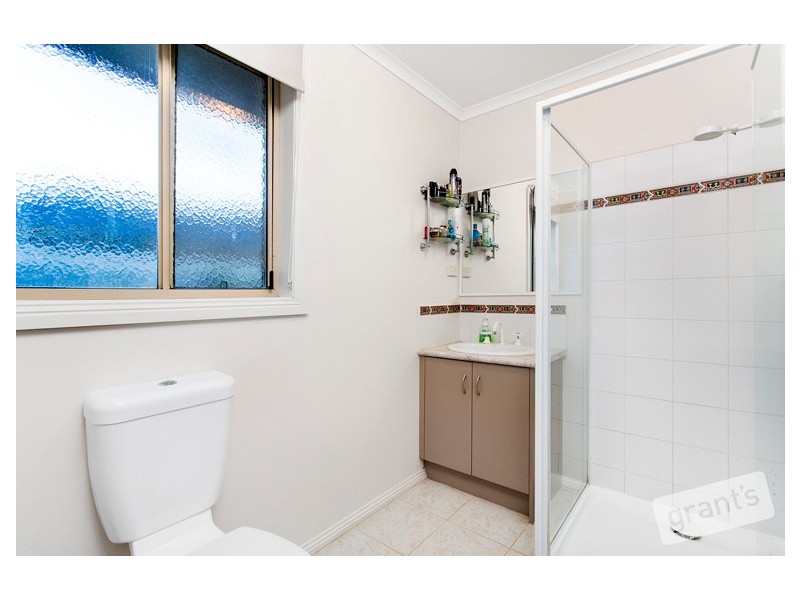 8 Riviera Drive, Pakenham VIC 3810