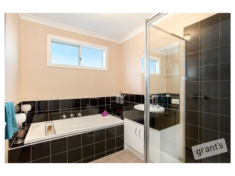 10 Maor Drive, Pakenham VIC 3810