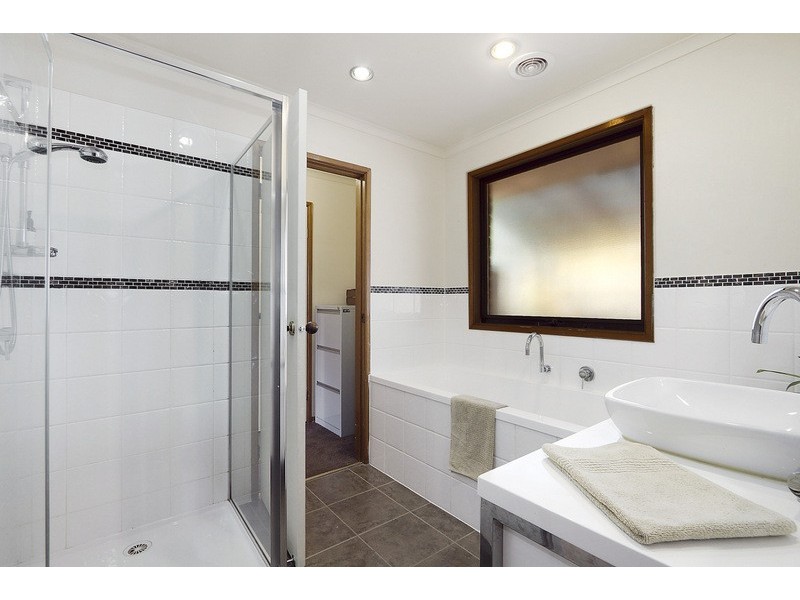 24 Broadwalk Grove, Endeavour Hills VIC 3802