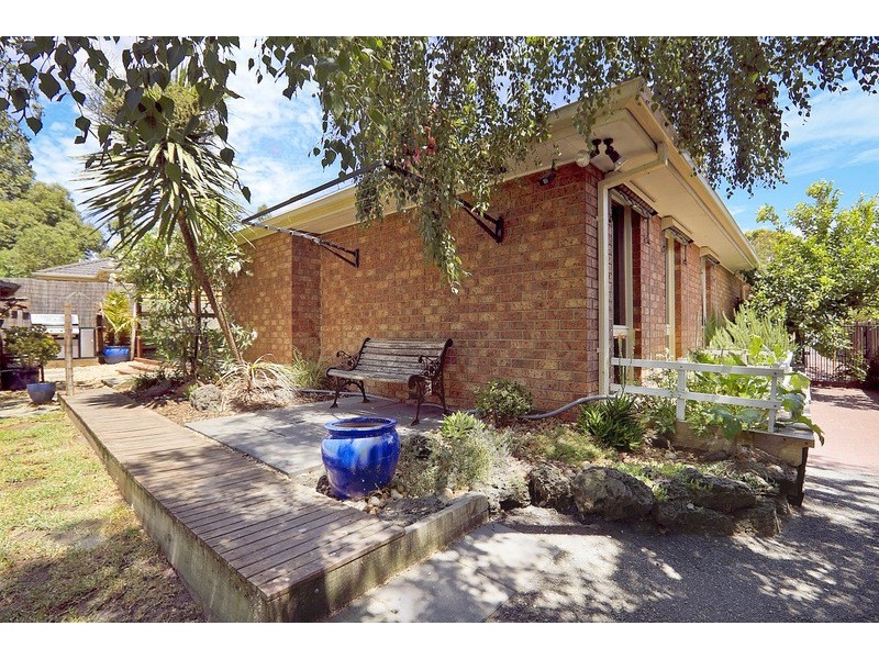 24 Broadwalk Grove, Endeavour Hills VIC 3802