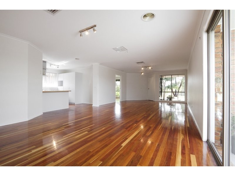 42 Thomas Place, Pakenham VIC 3810