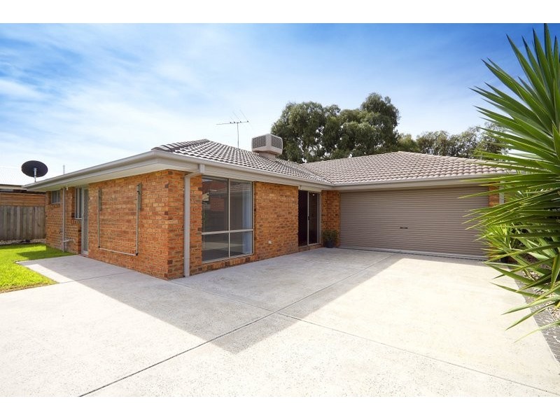 42 Thomas Place, Pakenham VIC 3810