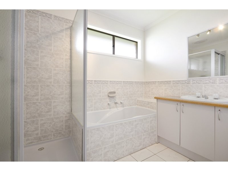 42 Thomas Place, Pakenham VIC 3810