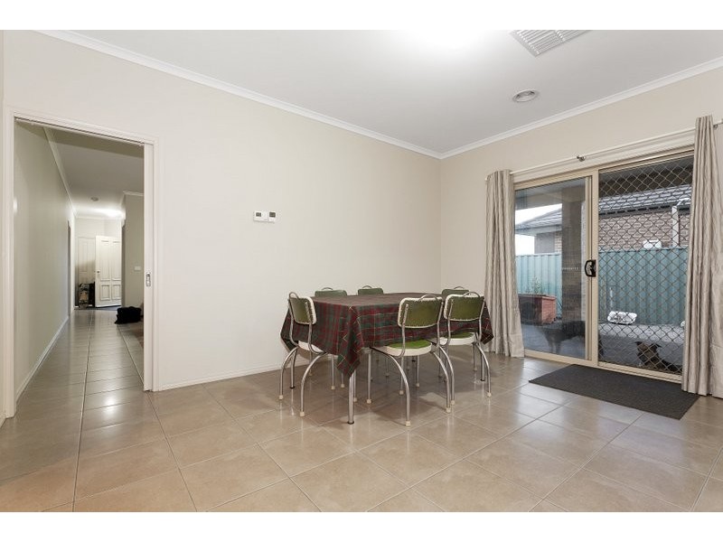8 Day Lilly Court, Pakenham VIC 3810