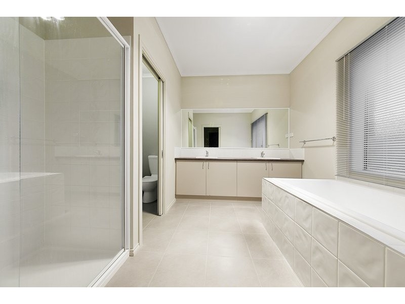 8 Day Lilly Court, Pakenham VIC 3810