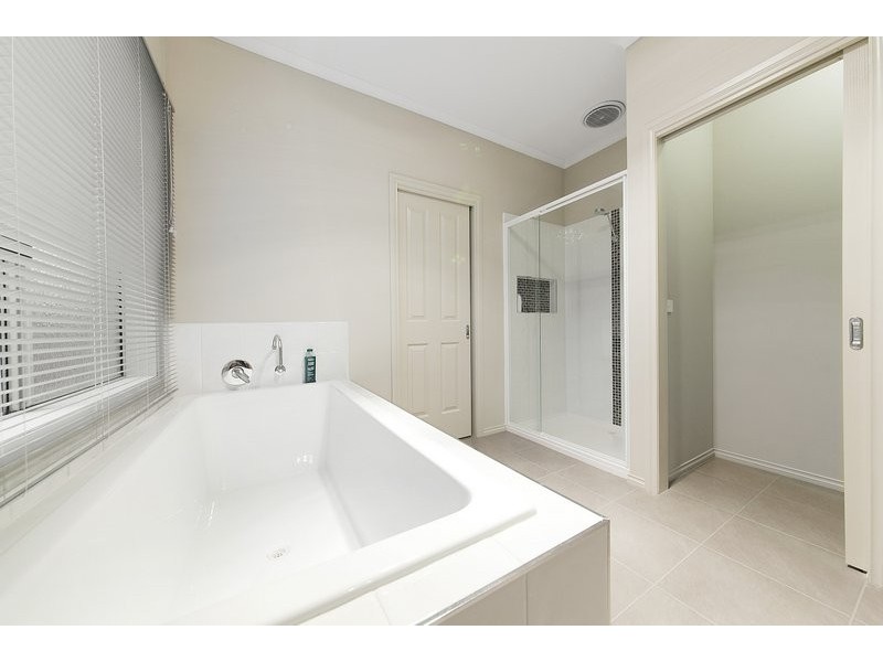 8 Day Lilly Court, Pakenham VIC 3810