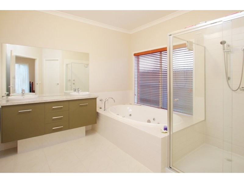 12 McAuley Avenue, Pakenham VIC 3810