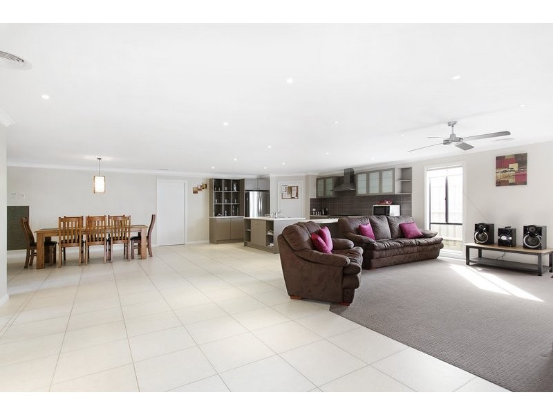 11 Mia Drive, Pakenham VIC 3810