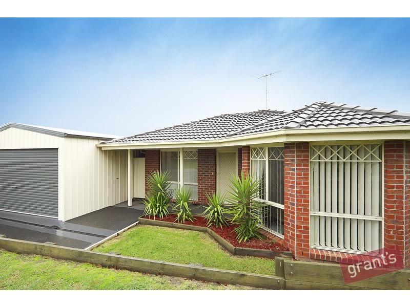 33 Adrian Drive, Pakenham VIC 3810