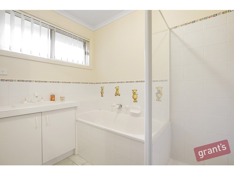 33 Adrian Drive, Pakenham VIC 3810