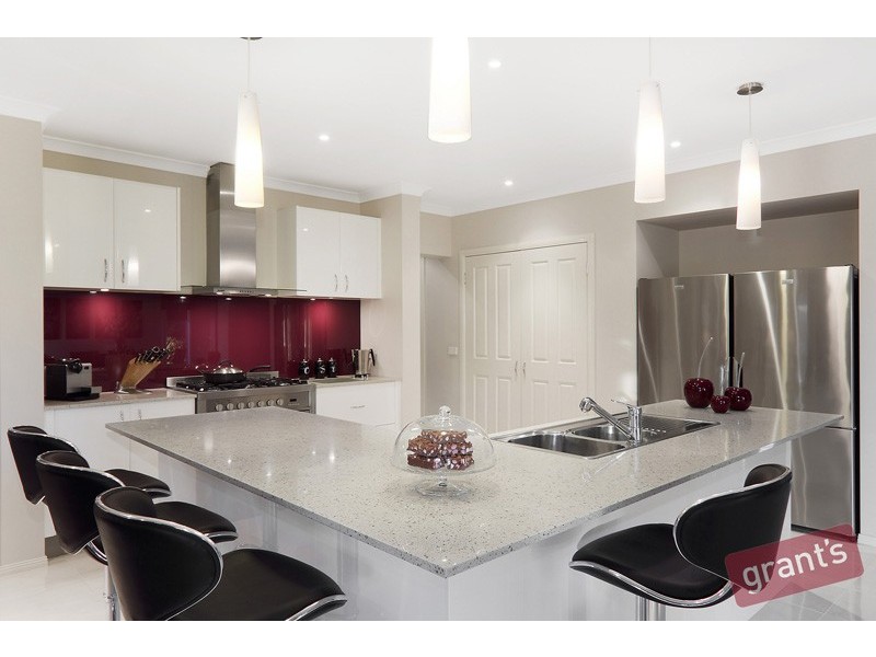 34 Cambridge Drive, Berwick VIC 3806