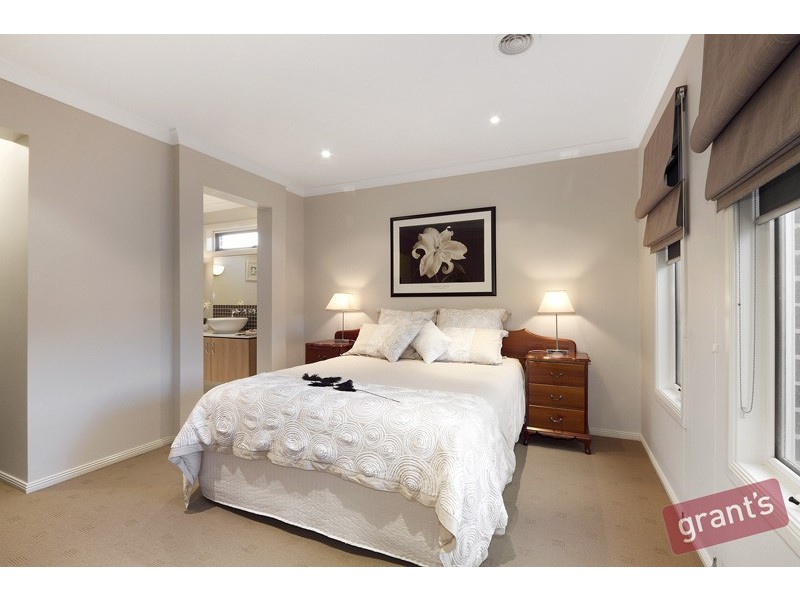 34 Cambridge Drive, Berwick VIC 3806