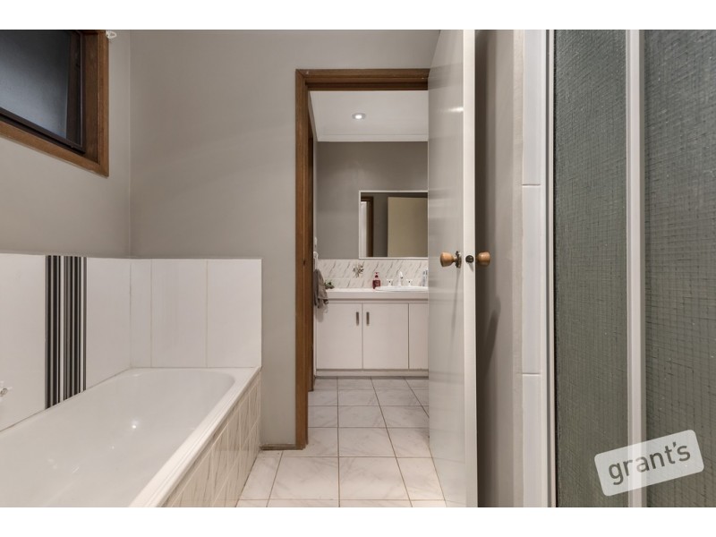 24 Lorraine Court, Pakenham VIC 3810