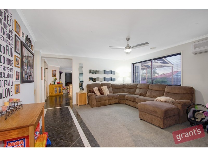 8 Ayesha Rise, Pakenham VIC 3810