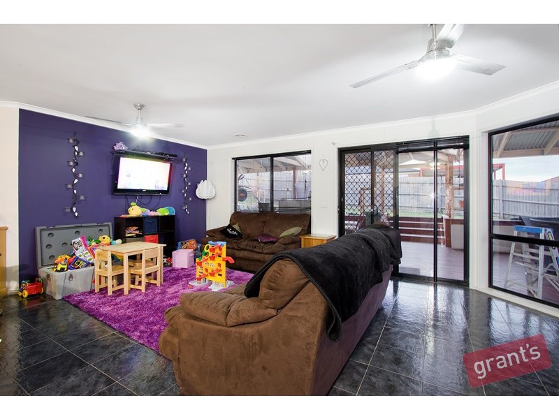 8 Ayesha Rise, Pakenham VIC 3810