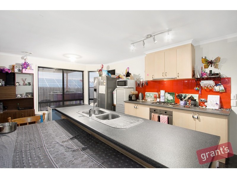 8 Ayesha Rise, Pakenham VIC 3810