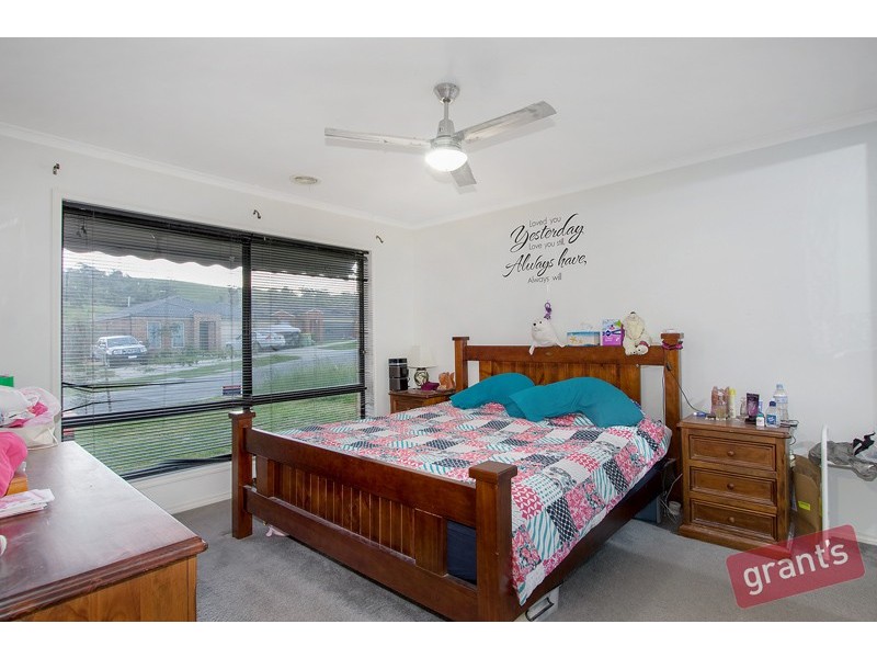 8 Ayesha Rise, Pakenham VIC 3810