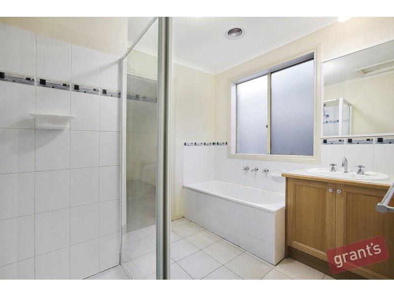 55 Wakenshaw Cr, Pakenham VIC 3810