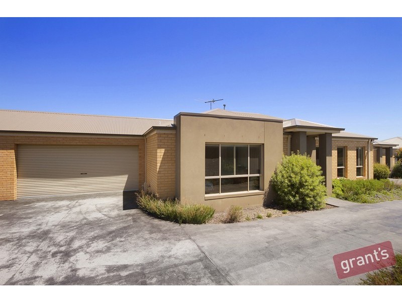 2/2-4 Bluehills Boulevard, Pakenham VIC 3810