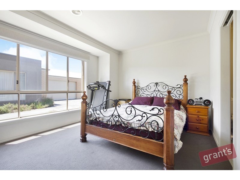 2/2-4 Bluehills Boulevard, Pakenham VIC 3810