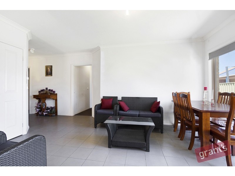 2/2-4 Bluehills Boulevard, Pakenham VIC 3810