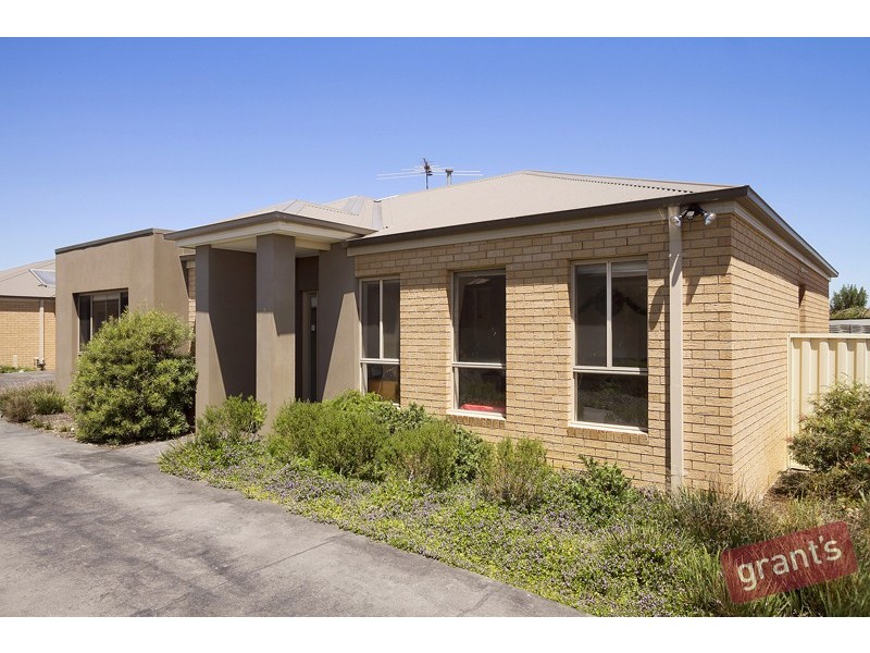 2/2-4 Bluehills Boulevard, Pakenham VIC 3810