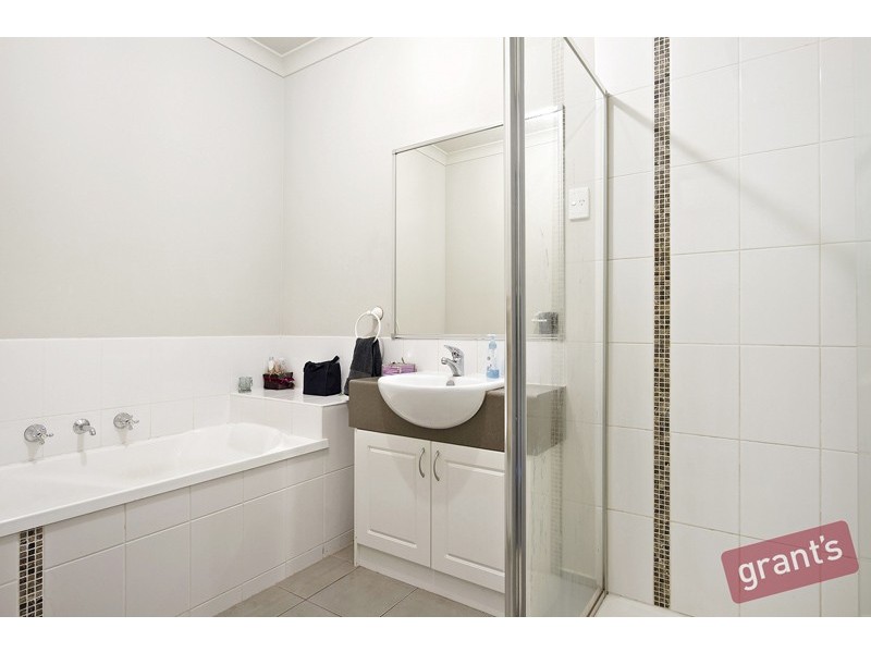 2/2-4 Bluehills Boulevard, Pakenham VIC 3810