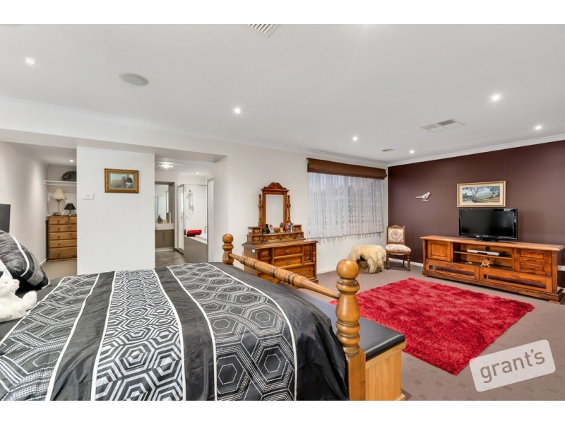 14 Fallingwater Drive, Pakenham VIC 3810