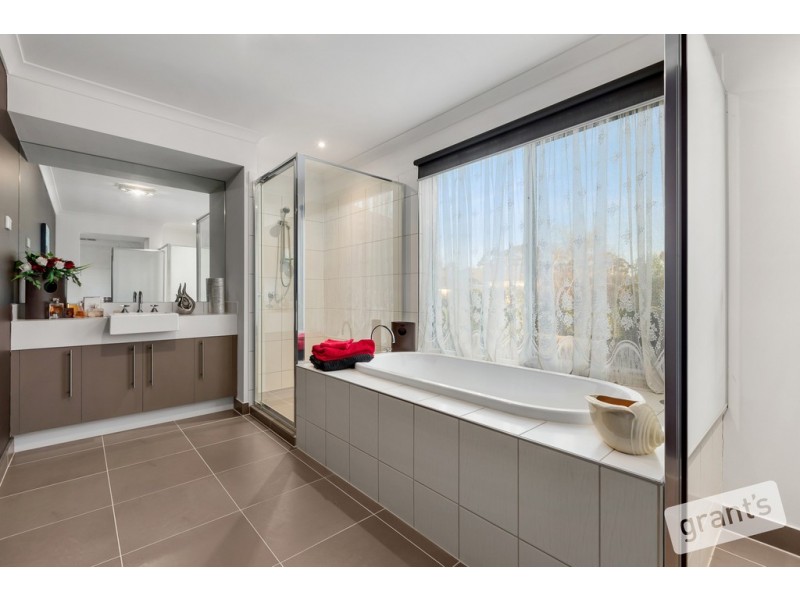 14 Fallingwater Drive, Pakenham VIC 3810