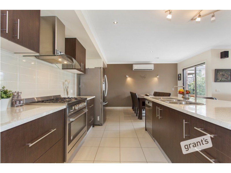10 Half Moon Crescent, Pakenham VIC 3810