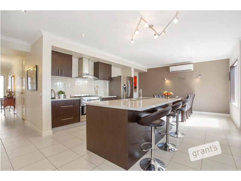 10 Half Moon Crescent, Pakenham VIC 3810