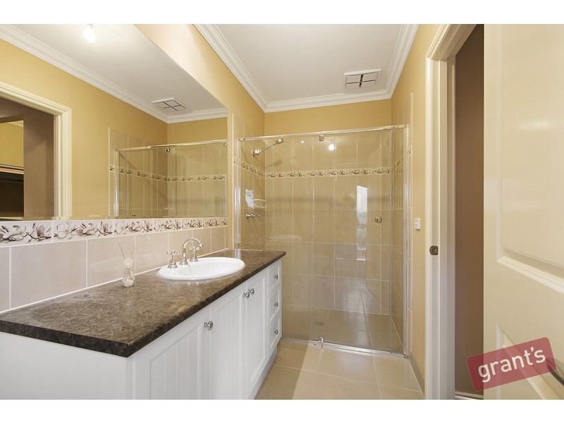 10 Crystal Court, Drouin VIC 3818