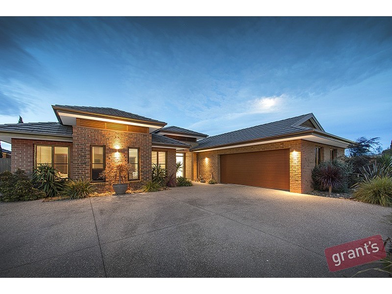 14 Riddell Grove, Pakenham VIC 3810