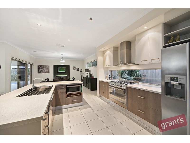 14 Riddell Grove, Pakenham VIC 3810