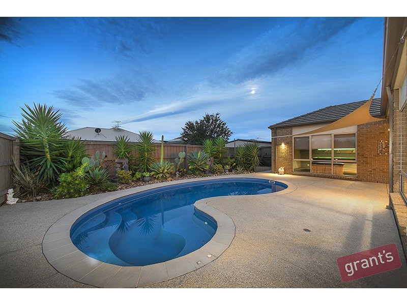 14 Riddell Grove, Pakenham VIC 3810