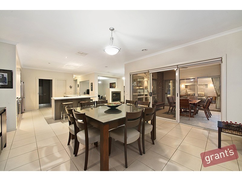 14 Riddell Grove, Pakenham VIC 3810