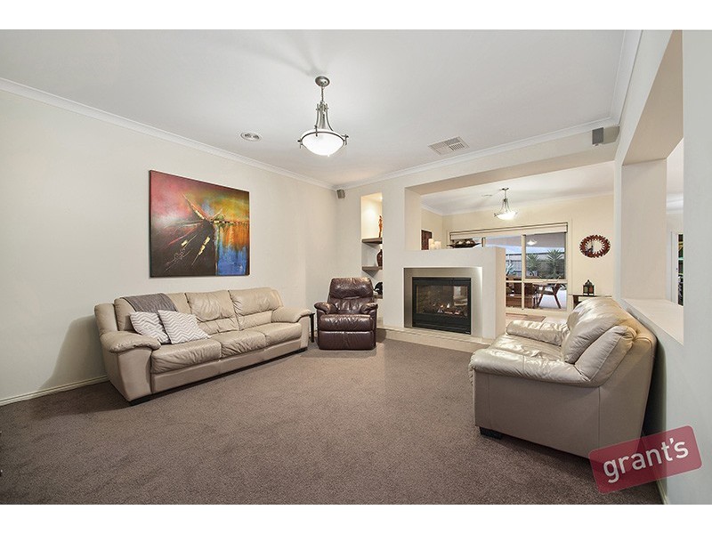 14 Riddell Grove, Pakenham VIC 3810