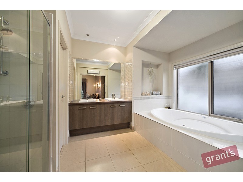 14 Riddell Grove, Pakenham VIC 3810